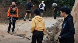Tim SAR berhasil mengevakuasi sembilan wisatawan setelah hujan deras meningkatkan debit sungai secara tiba-tiba.”