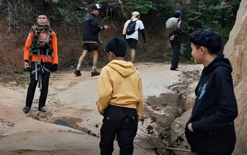 Tim SAR berhasil mengevakuasi sembilan wisatawan setelah hujan deras meningkatkan debit sungai secara tiba-tiba.”