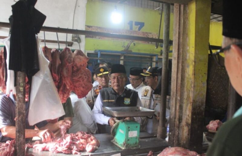 Wagub Sani bersama satgas pangan Provinsi Jambi melakukan sidak harga dan ketersediaan sembako di Pasar Angso Duo.