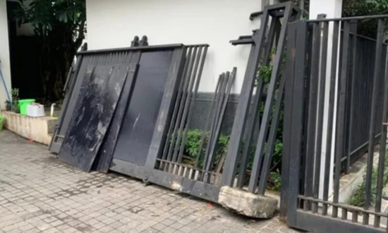 Mobil Hyundai Santa Fe menabrak pagar rumah Jusuf Kalla di Jalan Brawijaya IV, Kebayoran Baru, Jakarta Selatan, Rabu (18/2/2026) dini hari.