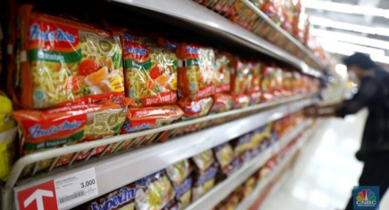 Foto: Karyawan menata mie instan di Supermarket Jakarta. (CNBC Indonesia/Muhammad Sabki)


