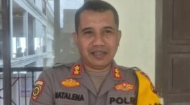 Petugas Polres Bungo mengatur antrean kendaraan di SPBU menggunakan sistem manual dan aplikasi digital “Bungo Prestasi” untuk memastikan penyaluran BBM subsidi tepat sasaran.