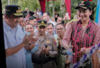 Wakil Gubernur Vasko Ruseimy dan Bupati Dharmasraya Annisa Suci Ramadhani meresmikan Samsat Nagari Sungai Rumbai, 7 Januari 2026. (Padang TV News) 