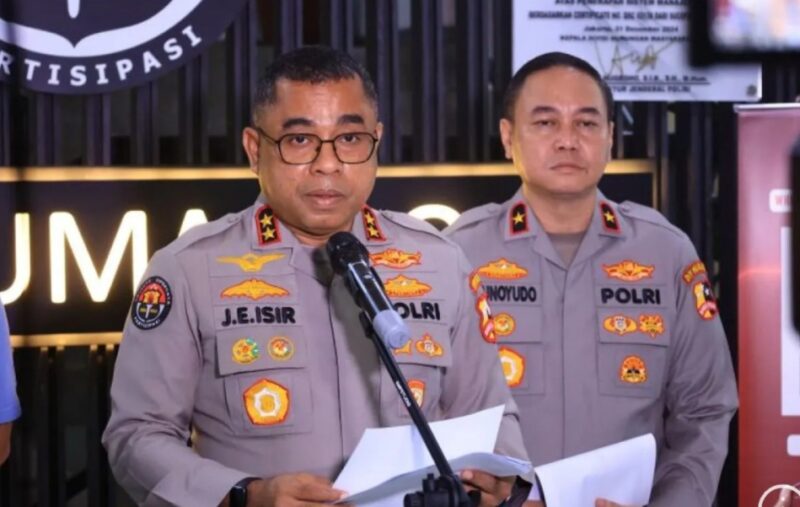 Arsip - Kepala Divisi Humas Polri Inspektur Jenderal Polisi Johnny Eddizon Isir (kiri) menyampaikan keterangan pers di Jakarta, Minggu (15/2/2026) malam. ANTARA/HO-Divisi Humas Polri