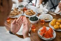 Poto :Ilustrasi seseorang sedang makan sahur sebelum menjalankan ibadah puasa Ramadan.