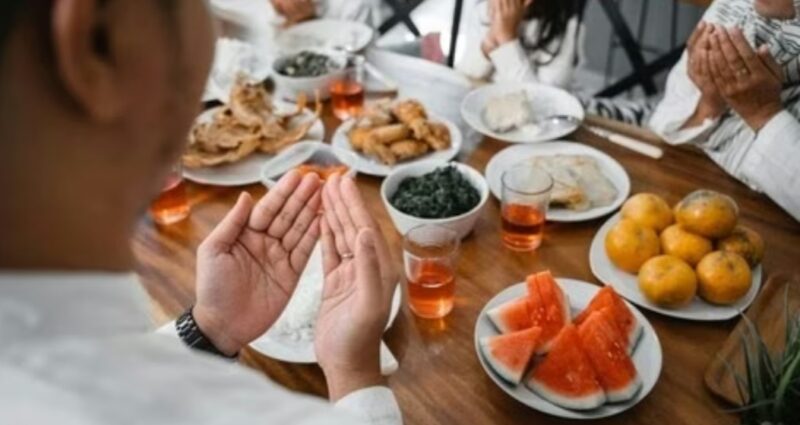 Poto :Ilustrasi seseorang sedang makan sahur sebelum menjalankan ibadah puasa Ramadan.