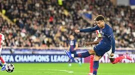 Pemain Paris Saint-Germain melepaskan tendangan keras ke arah gawang saat menghadapi AS Monaco dalam laga playoff 16 besar Liga Champions.