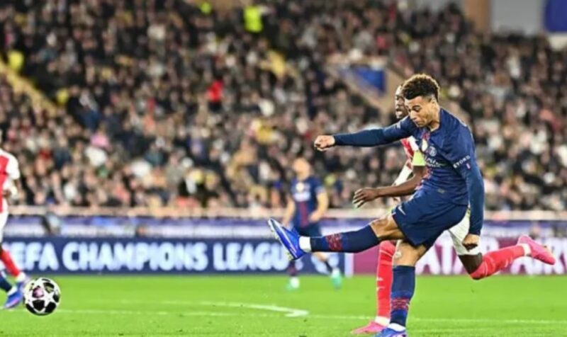 Pemain Paris Saint-Germain melepaskan tendangan keras ke arah gawang saat menghadapi AS Monaco dalam laga playoff 16 besar Liga Champions.