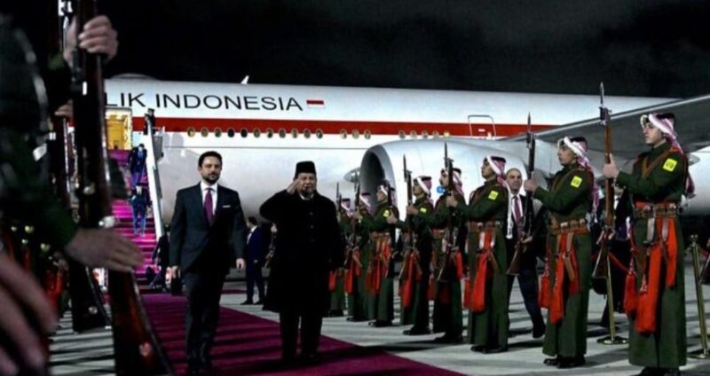 Foto: Presiden Prabowo Subianto tiba di Bandar Udara Militer Marka, Amman, Kerajaan Yordania Hasyimiah, Selasa, (24/2/2026). (Dokumentasi Sekretariat Presiden)

