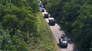 Foto: Konvoi Pasukan Rusia (Russian Defense Ministry Press Service via AP)

