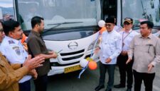 Bupati H. Khairunas meresmikan rute baru DAMRI di RTH Solok Selatan, Selasa (24/2/2026).