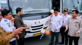 Bupati H. Khairunas meresmikan rute baru DAMRI di RTH Solok Selatan, Selasa (24/2/2026).