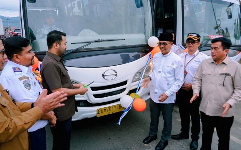 Bupati H. Khairunas meresmikan rute baru DAMRI di RTH Solok Selatan, Selasa (24/2/2026).