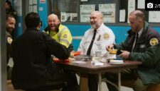 Wali Kota New York Zohran Mamdani sahur bersama petugas kebersihan saat badai salju melanda kota, sebagai bentuk dukungan kepada pekerja garis depan selama Ramadan.