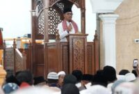 Bupati Khairunas saat memberikan sambutan dalam kegiatan Safari Ramadhan di Masjid Mr. Syafrudin Prawiranegara, Bidar Alam, sekaligus menegaskan komitmen program makan bergizi gratis dan penguatan Rumah Tahfidz.