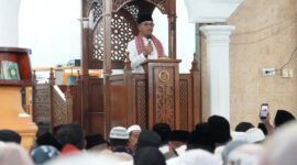 Bupati Khairunas saat memberikan sambutan dalam kegiatan Safari Ramadhan di Masjid Mr. Syafrudin Prawiranegara, Bidar Alam, sekaligus menegaskan komitmen program makan bergizi gratis dan penguatan Rumah Tahfidz.