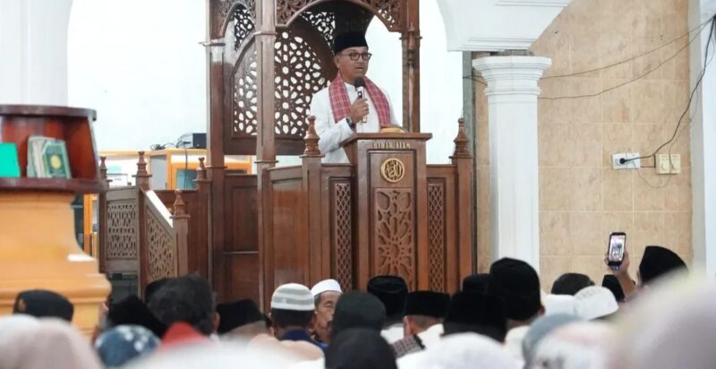 Bupati Khairunas saat memberikan sambutan dalam kegiatan Safari Ramadhan di Masjid Mr. Syafrudin Prawiranegara, Bidar Alam, sekaligus menegaskan komitmen program makan bergizi gratis dan penguatan Rumah Tahfidz.
