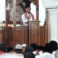 Bupati Khairunas saat memberikan sambutan dalam kegiatan Safari Ramadhan di Masjid Mr. Syafrudin Prawiranegara, Bidar Alam, sekaligus menegaskan komitmen program makan bergizi gratis dan penguatan Rumah Tahfidz.