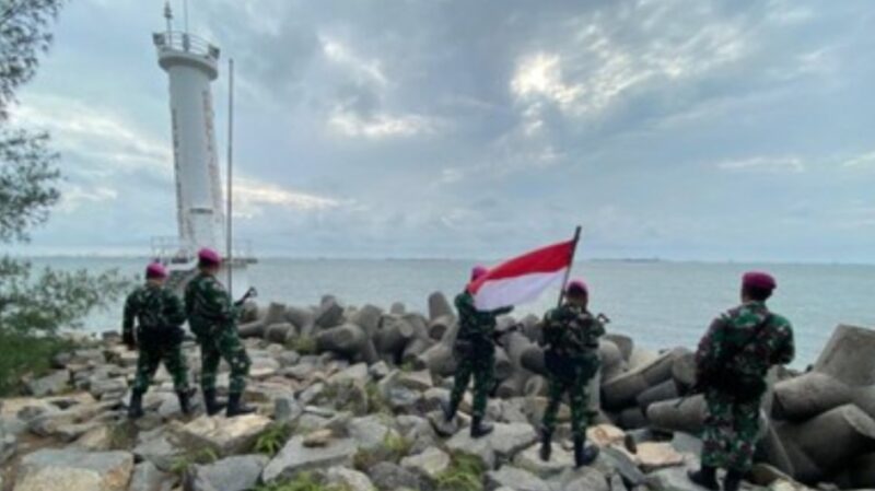 Prajurit Marinir TNI AL dikerahkan untuk patroli menjaga batas wilayah perbatasan Indonesia dan Singapura di pulau Nipa, Kota Batam, Kepulauan Riau. ANTARA/HO-Dinas Penerangan Marinir


