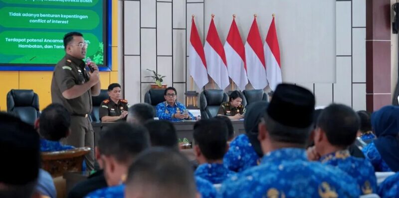 Kepala Kejaksaan Negeri Solok Selatan, Dahnir, SH., M.H., memberikan sosialisasi tugas dan fungsi Kejaksaan kepada 192 kepala sekolah di Aula Sarantau Sasurambi.(26/2/2026) 