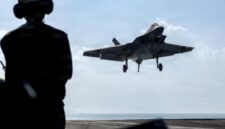 Foto: Dalam foto yang dirilis oleh Angkatan Laut AS ini, sebuah F-35C Lightning II, yang tergabung dalam Skuadron Serangan Pesawat Tempur Marinir (VMFA) 314, bersiap melakukan pendaratan dengan penahan di dek penerbangan kapal induk kelas Nimitz USS Abraham Lincoln (CVN 72) di Laut Arab pada 12 Februari 2026. (AFP/SONNY ESCALANTE)