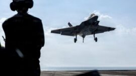 Foto: Dalam foto yang dirilis oleh Angkatan Laut AS ini, sebuah F-35C Lightning II, yang tergabung dalam Skuadron Serangan Pesawat Tempur Marinir (VMFA) 314, bersiap melakukan pendaratan dengan penahan di dek penerbangan kapal induk kelas Nimitz USS Abraham Lincoln (CVN 72) di Laut Arab pada 12 Februari 2026. (AFP/SONNY ESCALANTE)
