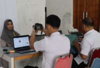 Petugas Imigrasi Kerinci melayani pengurusan paspor jamaah calon umroh secara langsung di Aula PT Madani Tour, Bangko.