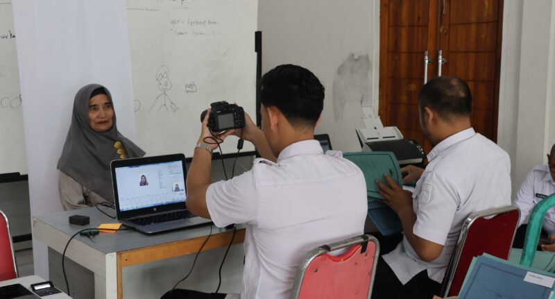 Petugas Imigrasi Kerinci melayani pengurusan paspor jamaah calon umroh secara langsung di Aula PT Madani Tour, Bangko.