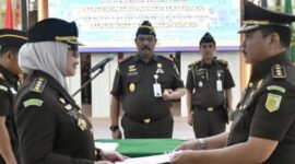 Kajati menyaksikan penyerahan jabatan dari Aspidum lama kepada Aspidum yang baru.
