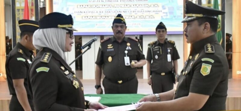 Kajati menyaksikan penyerahan jabatan dari Aspidum lama kepada Aspidum yang baru.