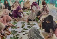 Para lansia di Desa Kota Karang yang masih berdaya meski dalam usia senja.