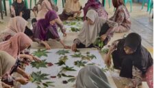 Para lansia di Desa Kota Karang yang masih berdaya meski dalam usia senja.