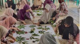 Para lansia di Desa Kota Karang yang masih berdaya meski dalam usia senja.