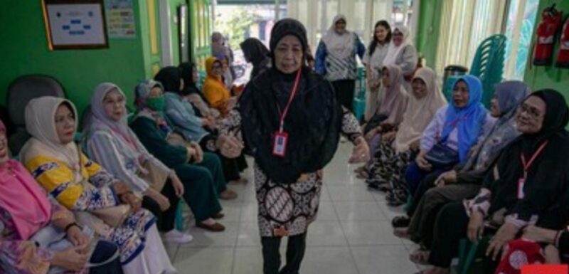Program MBG lansia mengutamakan mereka yang berusia 75 tahun ke atas, hidup seorang diri, penyandang disabilitas dan keterbatasan akses pemenuhan gizi harian. (FOTO:CNN Indonesia/Adi Ibrahim).

