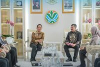 Bupati Kerinci, Monadi, bersama Menteri Lingkungan Hidup RI, Hanif Faisol Nurafiq, saat audiensi membahas penguatan pengelolaan sampah terpadu di Jakarta, 27 Februari 2026.