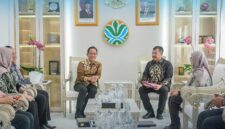 Bupati Kerinci, Monadi, bersama Menteri Lingkungan Hidup RI, Hanif Faisol Nurafiq, saat audiensi membahas penguatan pengelolaan sampah terpadu di Jakarta, 27 Februari 2026.