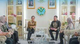 Bupati Kerinci, Monadi, bersama Menteri Lingkungan Hidup RI, Hanif Faisol Nurafiq, saat audiensi membahas penguatan pengelolaan sampah terpadu di Jakarta, 27 Februari 2026.