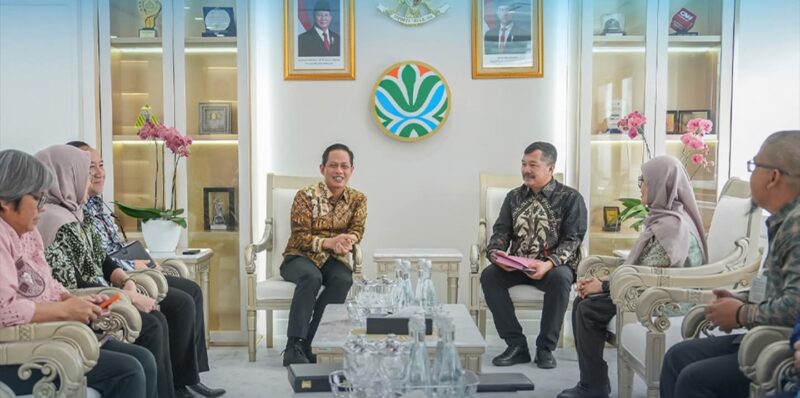 Bupati Kerinci, Monadi, bersama Menteri Lingkungan Hidup RI, Hanif Faisol Nurafiq, saat audiensi membahas penguatan pengelolaan sampah terpadu di Jakarta, 27 Februari 2026.
