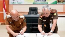 Bupati Bungo H. Dedy Putra menandatangani Perjanjian Kerja Sama dengan Kejaksaan Negeri Bungo di Aula Cempaka, Kantor Bappeda, 28 Februari 2026.”