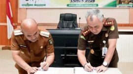 Bupati Bungo H. Dedy Putra menandatangani Perjanjian Kerja Sama dengan Kejaksaan Negeri Bungo di Aula Cempaka, Kantor Bappeda, 28 Februari 2026.”