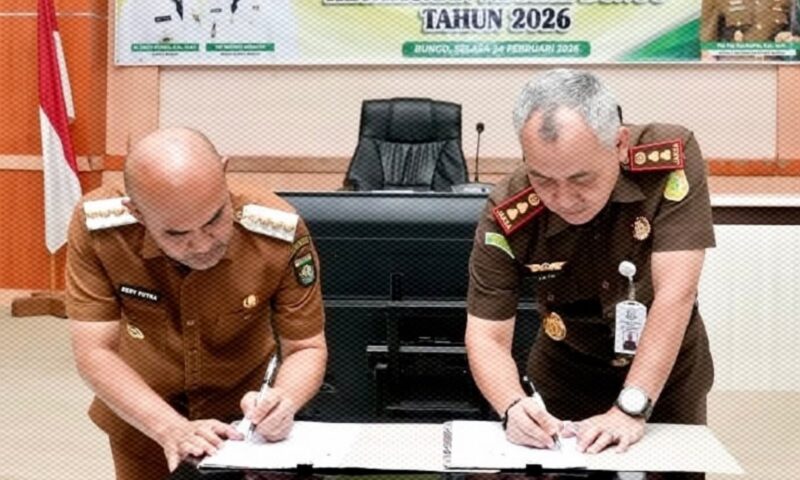 Bupati Bungo H. Dedy Putra menandatangani Perjanjian Kerja Sama dengan Kejaksaan Negeri Bungo di Aula Cempaka, Kantor Bappeda, 28 Februari 2026.”