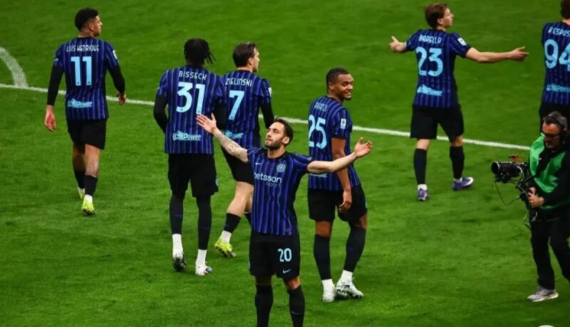 Selebrasi Hakan Calhanoglu (tengah) setelah mencetak gol kedua Inter Milan dalam pertandingan Liga Italia 2025/26 lawan Genoa di Giuseppe Meazza pada Sabtu (28/2/2026). Inter.it