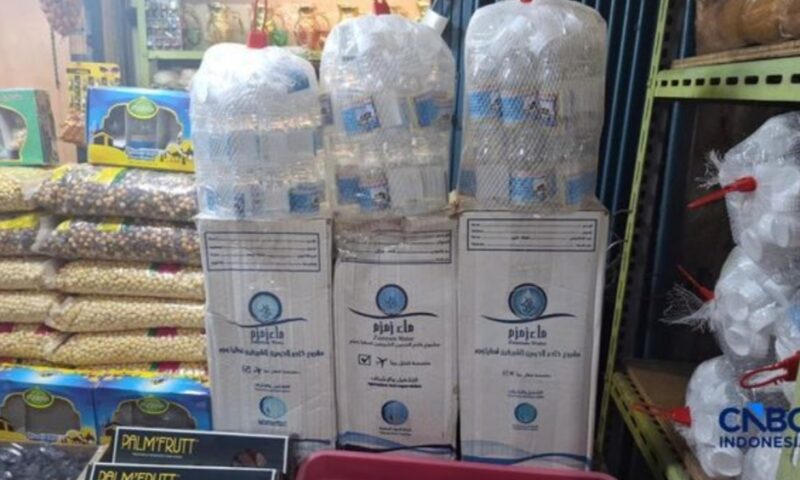 Foto: Penjualan air Zam zam di Tanah Abang, Jakarta. (CNBC Indonesia/Chandra Dwi)

