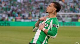 Penyerang sayap Real Betis Antony merayakan keberhasilannya mencetak gol ke gawang Sevilla pada pertandingan Liga Spanyol di Stadion de La Cartuja, Sevilla, Minggu (1/3/2026) waktu setempat. (x.com/RealBetis)