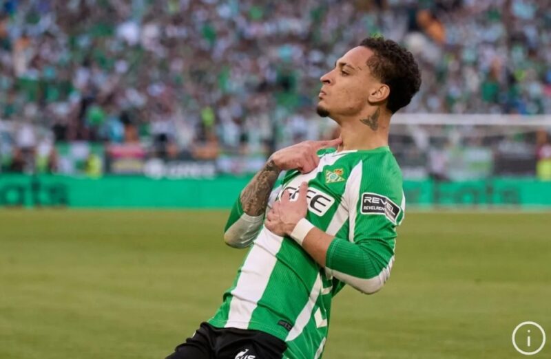 Penyerang sayap Real Betis Antony merayakan keberhasilannya mencetak gol ke gawang Sevilla pada pertandingan Liga Spanyol di Stadion de La Cartuja, Sevilla, Minggu (1/3/2026) waktu setempat. (x.com/RealBetis)