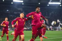 Bek AS Roma Evan Ndicka merayakan keberhasilannya mencetak gol ke gawang Juventus pada pertandingan Liga Italia di Stadion Olimpico, Roma, Minggu (1/3/2026) waktu setempat. (asroma.com)