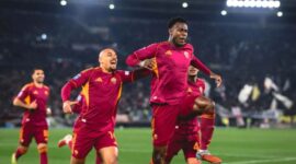 Bek AS Roma Evan Ndicka merayakan keberhasilannya mencetak gol ke gawang Juventus pada pertandingan Liga Italia di Stadion Olimpico, Roma, Minggu (1/3/2026) waktu setempat. (asroma.com)