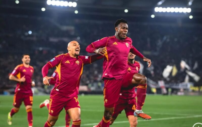 Bek AS Roma Evan Ndicka merayakan keberhasilannya mencetak gol ke gawang Juventus pada pertandingan Liga Italia di Stadion Olimpico, Roma, Minggu (1/3/2026) waktu setempat. (asroma.com)