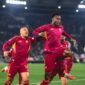 Bek AS Roma Evan Ndicka merayakan keberhasilannya mencetak gol ke gawang Juventus pada pertandingan Liga Italia di Stadion Olimpico, Roma, Minggu (1/3/2026) waktu setempat. (asroma.com)