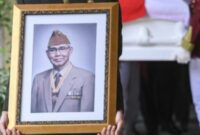 Prabowo pimpin upacara pemakaman Try Sutrisno. (ANTARA FOTO/Hafidz Mubarak A)
